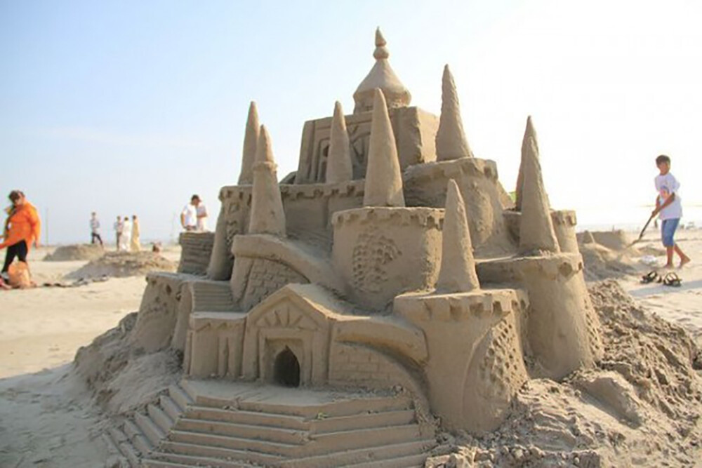 Make a sand castle. Замки из песка для детей. Песочный замок. Песочный замок дети. Песочные замки детские.